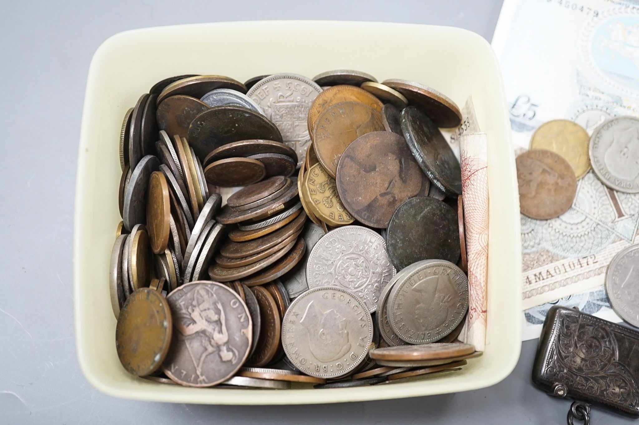 A silver vesta case, assorted cufflinks and a quantity of minor coinage and banknotes.